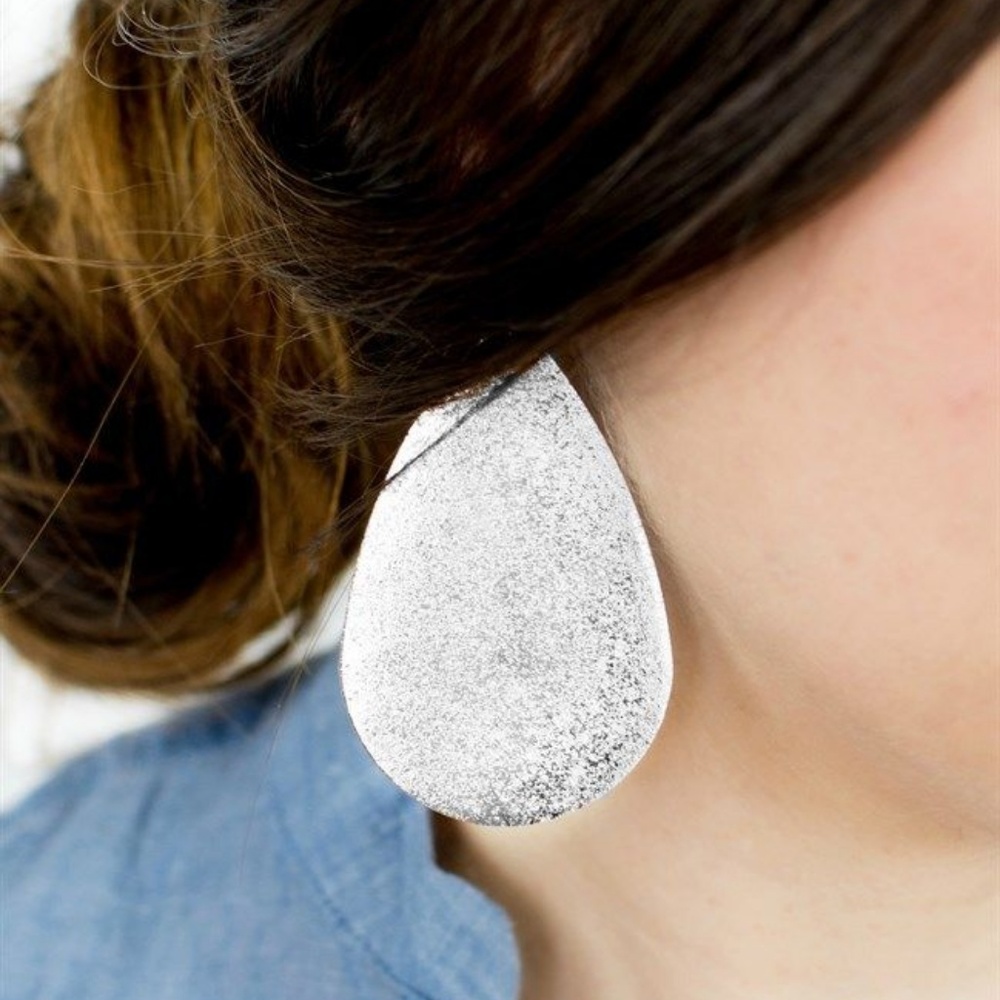 🖤 Metallic Teardrop Earrings - Picture 2 of 3